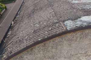 Vecchia copertura in amianto su capannone industriale