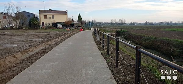 Pista ciclopedonale San Colombano nel comune Riva di Suzzara in provincia di Mantova