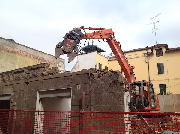 Demolizioni fabbricati civili, industriali e smaltimento macerie